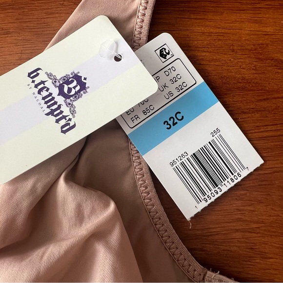 B.tempt’d Nearly Nothing Plunge Underwire Bra 32C NWT Wacoal Be Tempted Beige - Picture 2 of 4